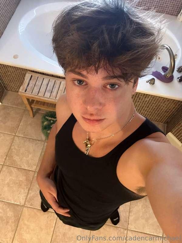 just got back from the gym... who wants to make me cum? 🤤