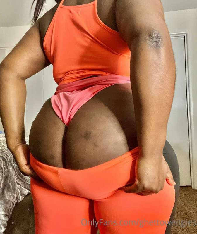 Phat ass spilling out of my orange 🍊 pants! 😜