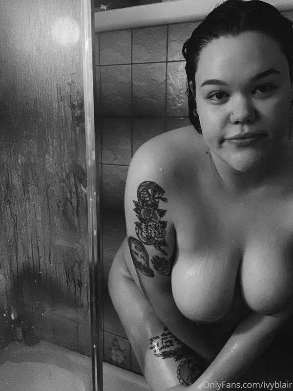Who wants to shower with me? 💦💦