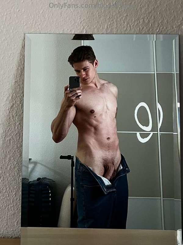 I think he wants out 👀🍆