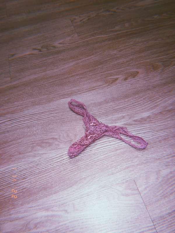 v sexy strip tease in your DMs :)