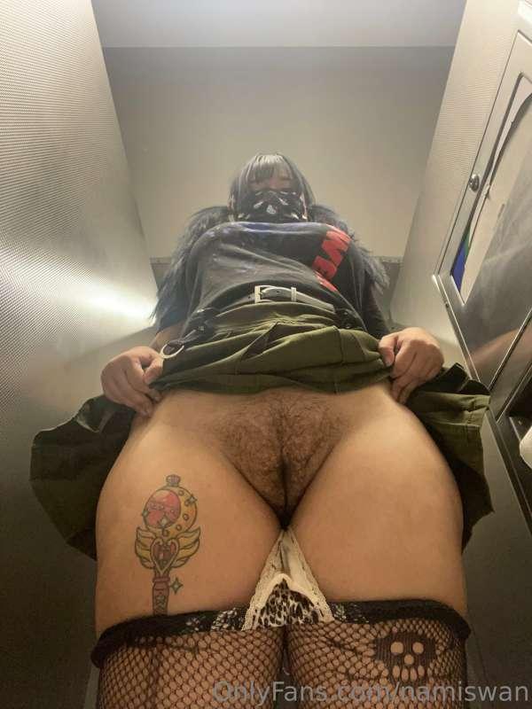 Bush or no bush?  I love public nudes don’t you 😍