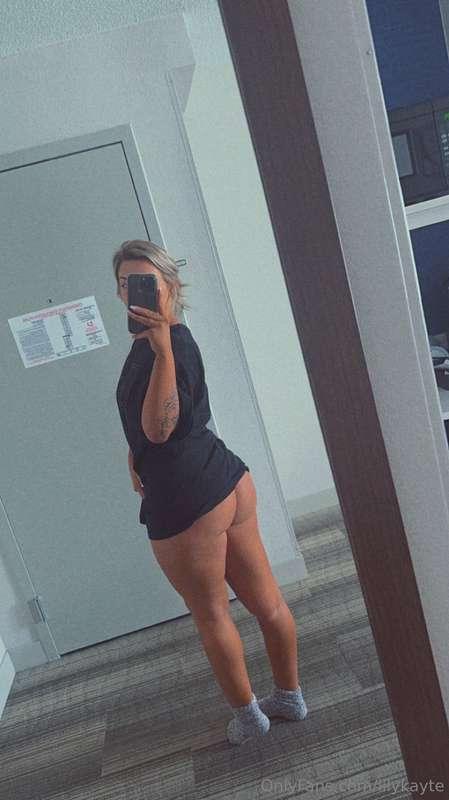 I want you to come smack my ass because it makes my pussy we..