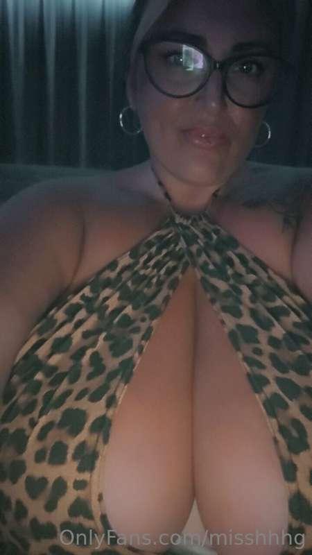 Never too much boob 😝😈💚