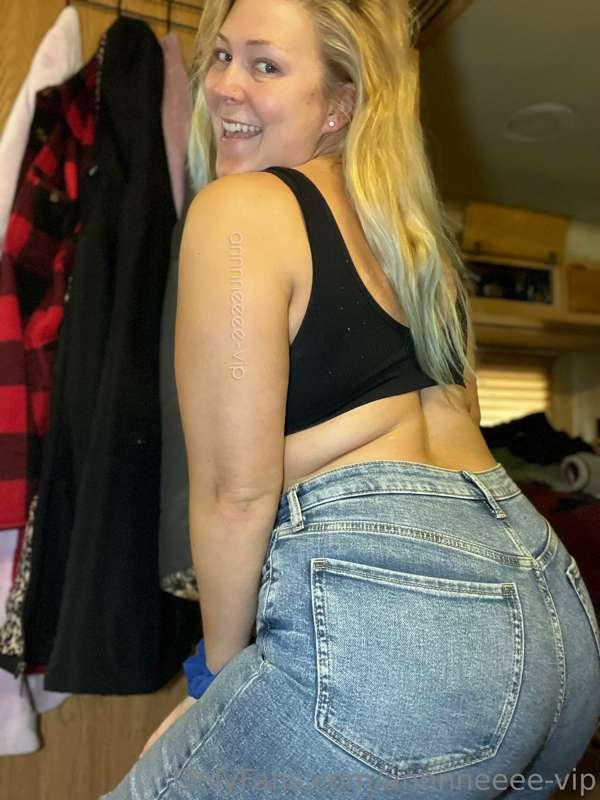Who loves a good pair of jeans? 👖 😘