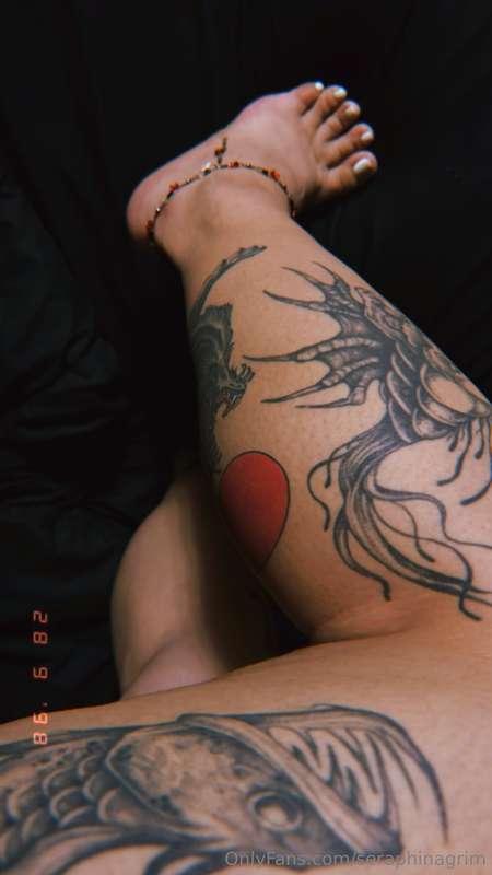 My pretty feet deserve a massage 🥺