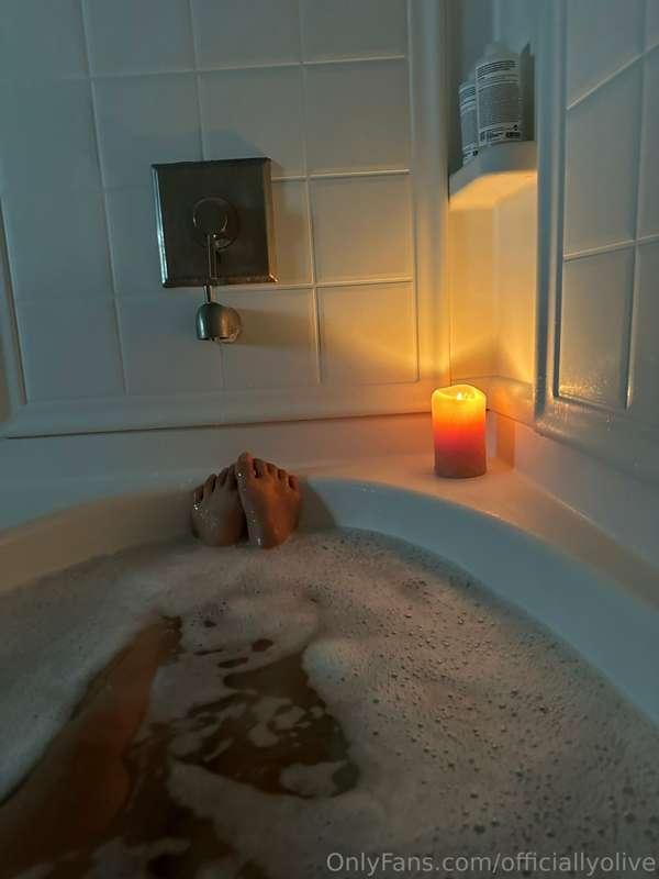 Wanna join me in the tub rn? 🤌🏻😈