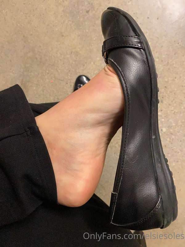 Another day of sockless feet in flats! Busy day at work so f..
