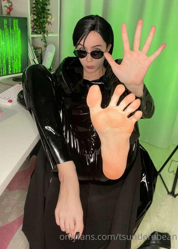 I love that shine: latex, my black nail polish, and sweat on..