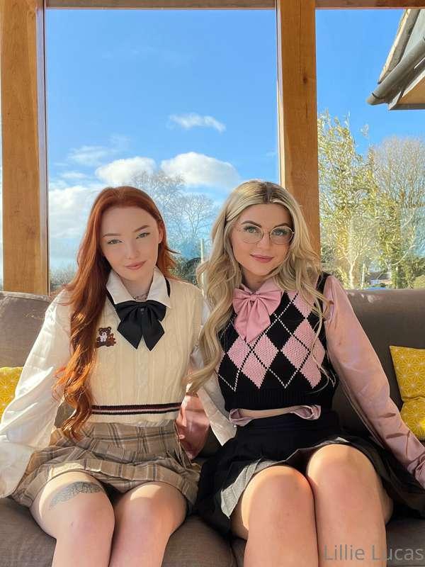 gd morning from me and @littlegee 

We arent wearing any und..