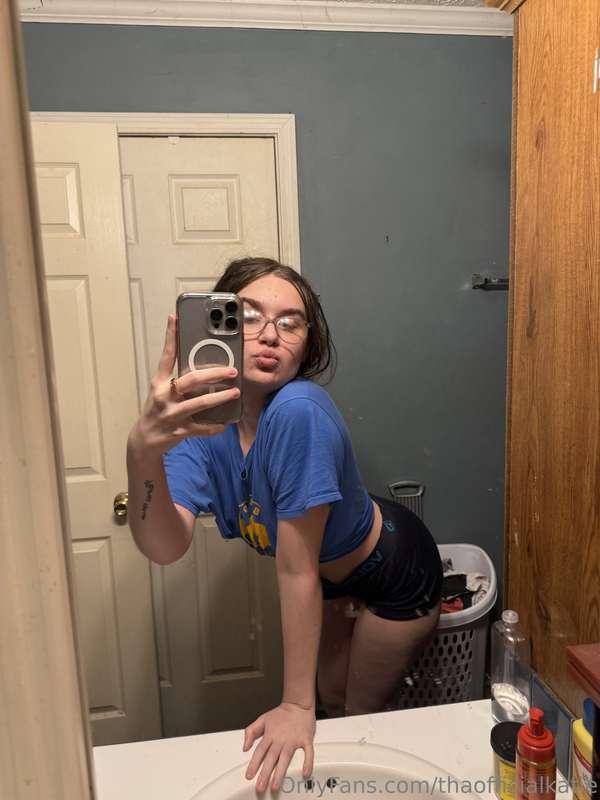 Not teasing enough? Then come to my DMs 😚