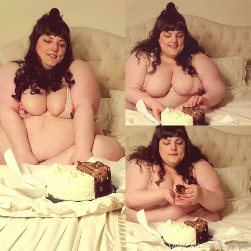 D'you love the way I look at this cake so adoringly? 😅