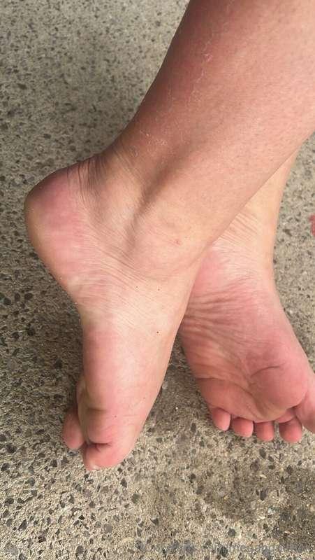 Do you like feet focused content? 🦶🏼🤭