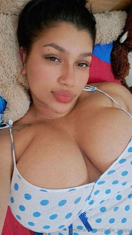 Ooooops! I just caught you staring at my boobs 😂
