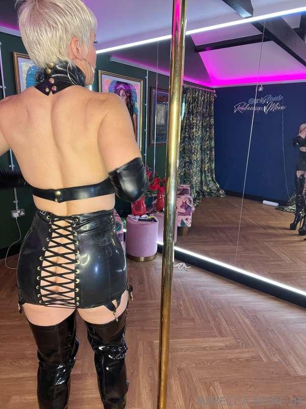 Bound in gloss.👅