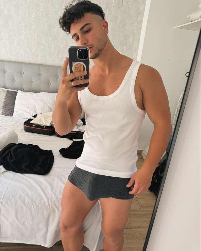 I love feeling how my fingers slide for my hard dick 🙊🥵💦