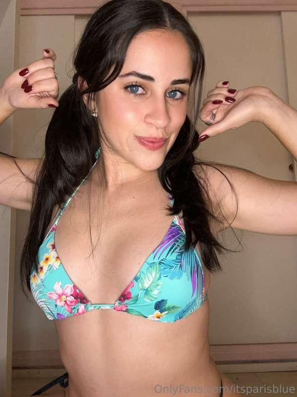 Pool time 💙 wanna come with me?😏💧