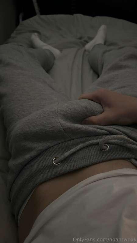 who doesnt love a grey joggers bulge