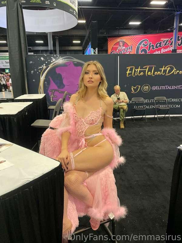 Is pink my color? I feel pretty sexy 😏   ( @mikeysirus )