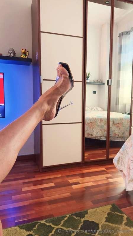 Kiss here 🦶🏻🥰