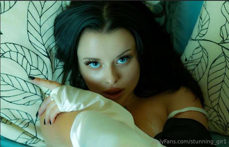 stunning_gir1 main image