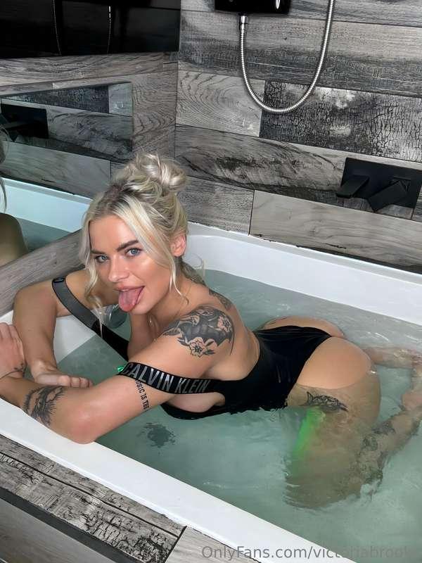 Wanna see more naughty pics?🙈