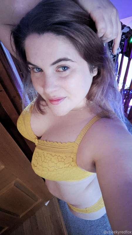 Some more saucy yellow lingerie pics for you today, Happy Su..