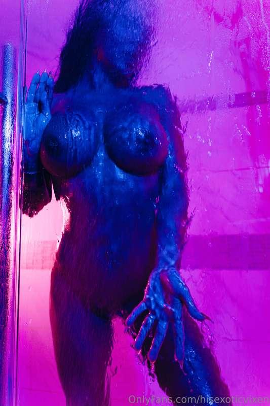 SWIPE➡️I'm absolutely obsessed with the neon pics so I'm dro..