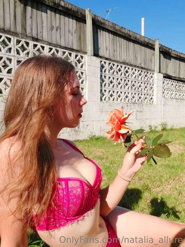 Photoshoot with my favourite flower, a rose 🌹 It was so hot ..