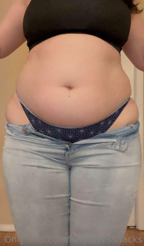 Trying on my old jeans 🫣