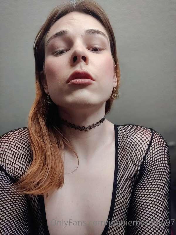 I do not exercise. Why the fuck am I this hot? 💗