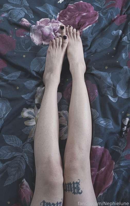 Just for you feet lovers. 🐾🖤 

 · ˚☁︎ ｡⋆ ☽˚｡ · #goth #alternative #petite #brunette #witchy #tattoos #fantasy #cute #inked · ｡˚☾ ⋆ ｡ ☁︎˚ · 