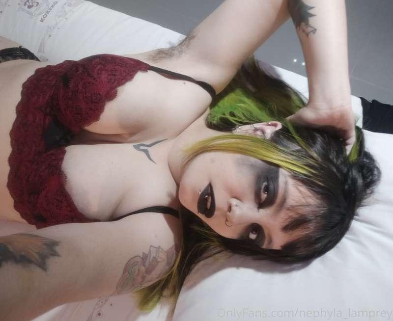 Hey, guys! I finally got approved on Fans.ly so come see me ..