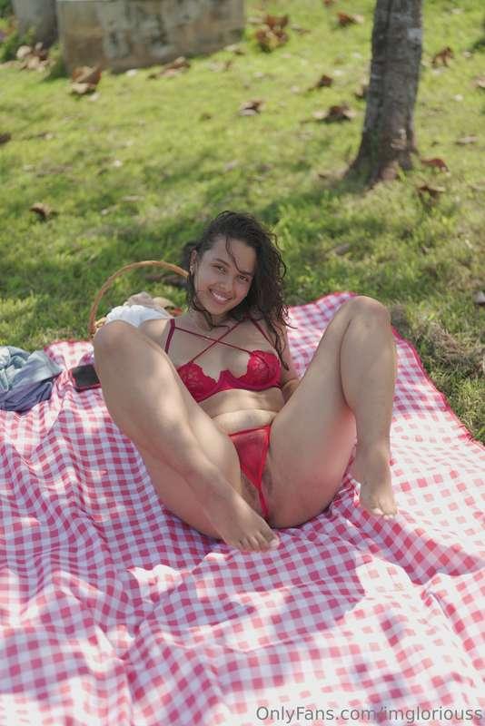Best Valentine's Date Idea? A picnic date! 💐🧺Look at this, n..