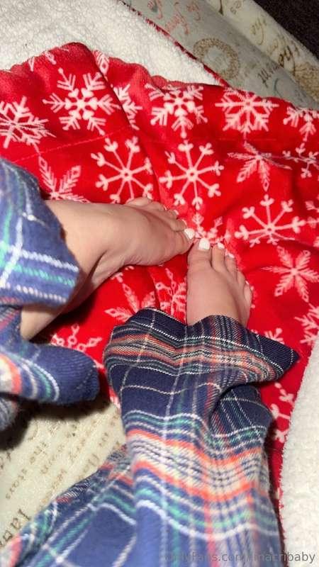 happy holidays 🎁 now come fuck my feet