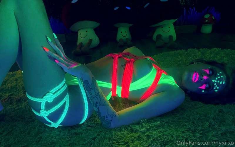 LIKE this post if you would tie me up💚🤪