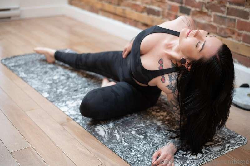 Stretch with me 🖤