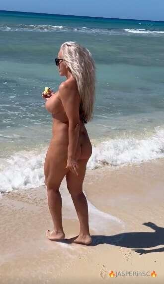 @thesexyserbian is wandering the nude beach eating an apple ..