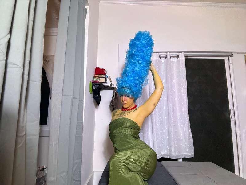 Marge Simpson content being sent out 💛💙 ( comment a heart em..