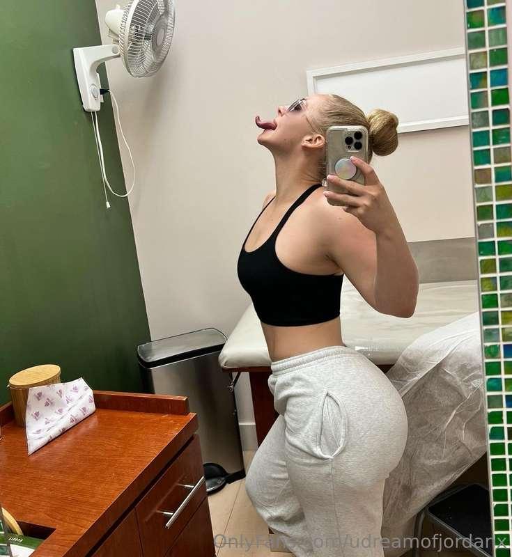 tip me any amount in our message thread rn if you are seriou..