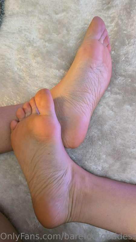 I want you to touch my soft soles without your hands 👅