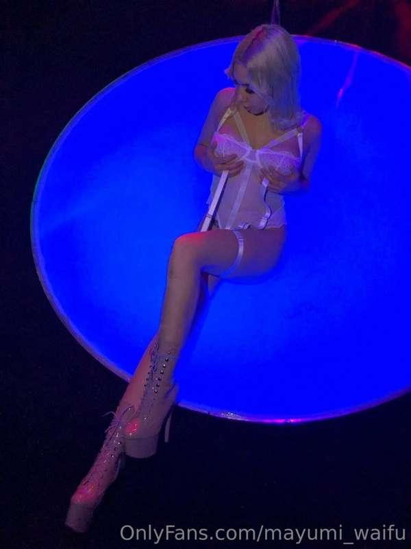 Some pics of me in high heels. Purple light doing best job h..