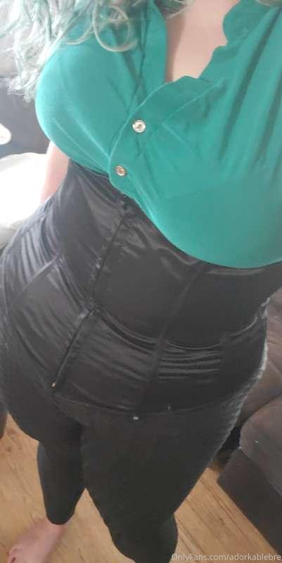 Domme vibes? I like it.