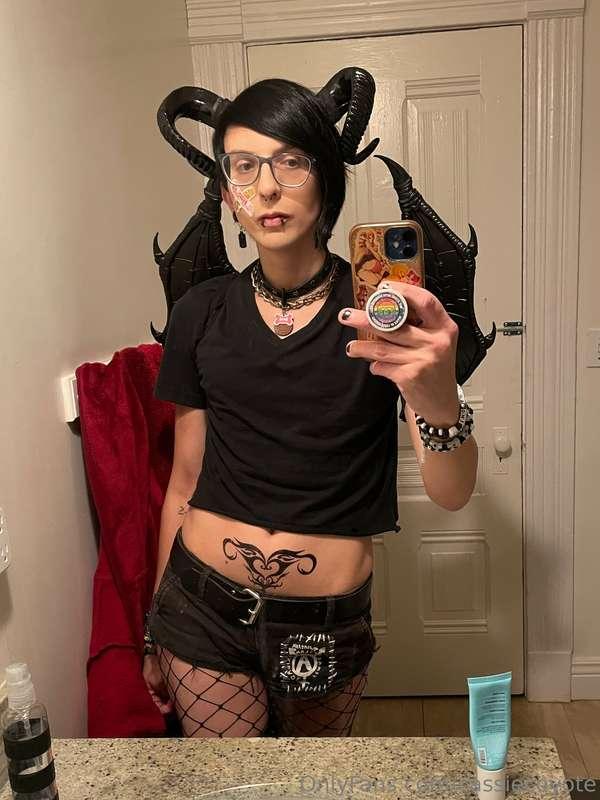 let's take a moment to appreciate the yaoi succubus boy cost..