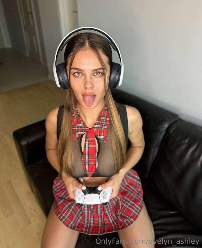 My gamer bestie  @attractive_silvia is looking for a new fuc..