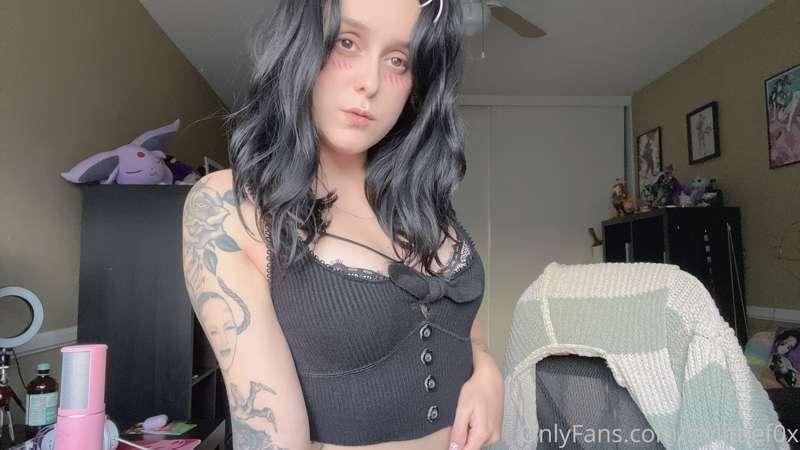 Do you guys like my new top? 😈
