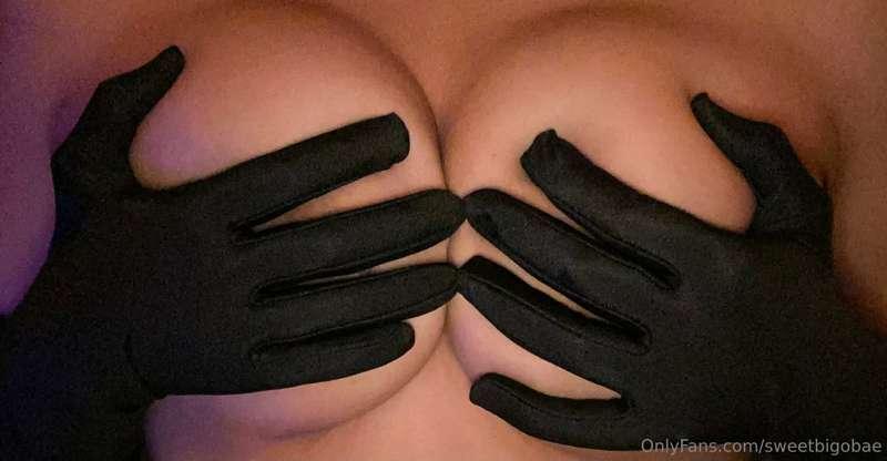 Wanna watch me play with my sweet titties papi?🩵😉