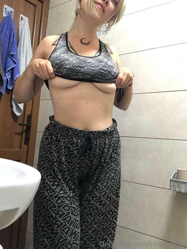 Preparing for the bath time 😏 Wanna join me? 🥵