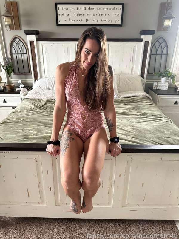 another chaotic day in the life of a mom lol just trying to keep up! pic 6 shows this perfectly! 🤪

#mom #milf #lingerie #cute #sexy #brunette #tease #convincedmom4u