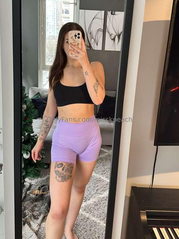 Ever wonder what a gym girl looks like under her clothes? 💜